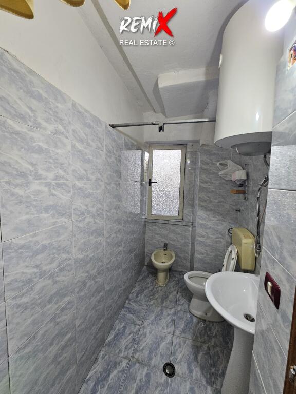 Appartamento 3+1+2 in affitto, vicino alla Scuola “Qemal Mici”, Durrës.