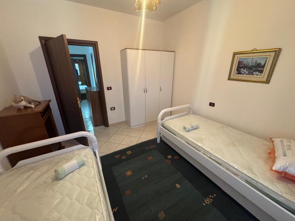 🏡 Jepet me qira apartament 2+1 📍 Astir, tek zona e Bohemit 🏢 Kati i 5-të 💶 Çmimi: 50,000 lekë 🛋️ Totalisht i mobiluar 🚫 Nuk pranohen studentë