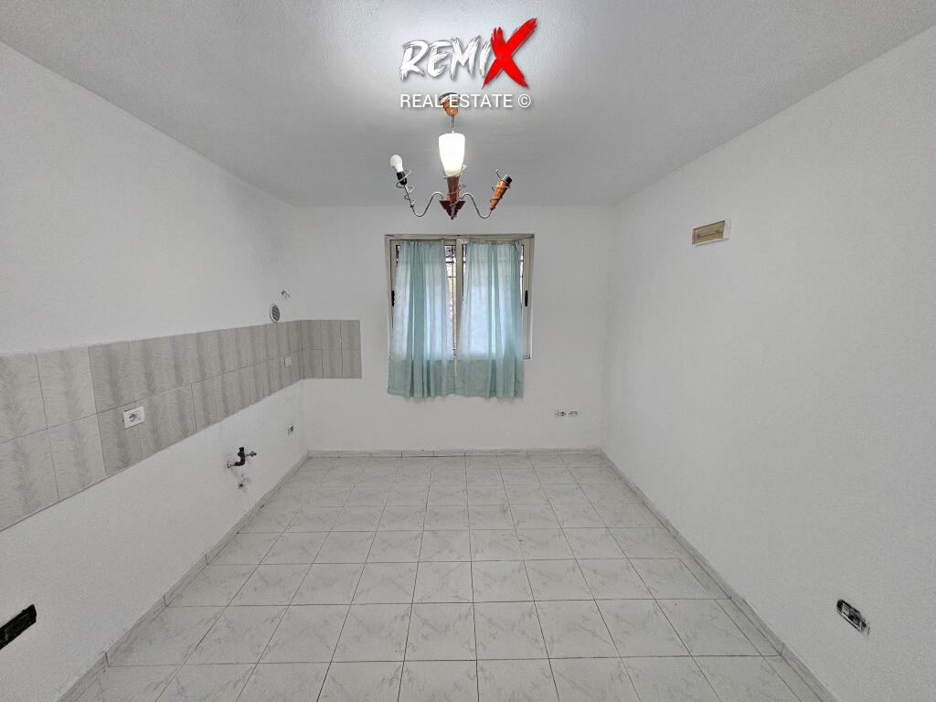Appartamento 3+1+2 in affitto, vicino alla Scuola “Qemal Mici”, Durrës.