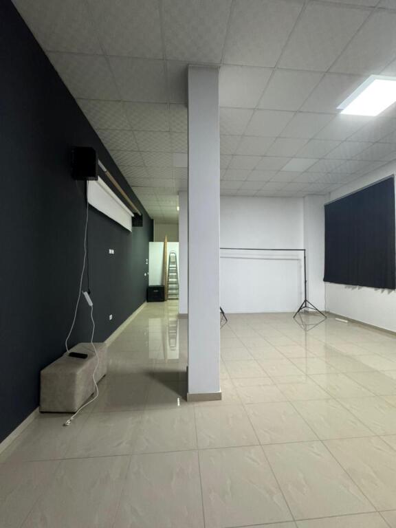 📍 Locale commerciale in affitto – Via Vaçe Zela (dietro GLOB)!