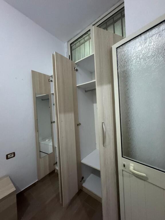 Jepet me qera apartamenti 1+1 , Rruga 5 maj , prapa concord center  Cmimi: 400 euro