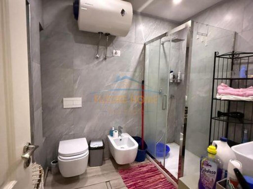 Shitet , Apartament 2+1, Bulevardi Bajram Curri, Tiranë.