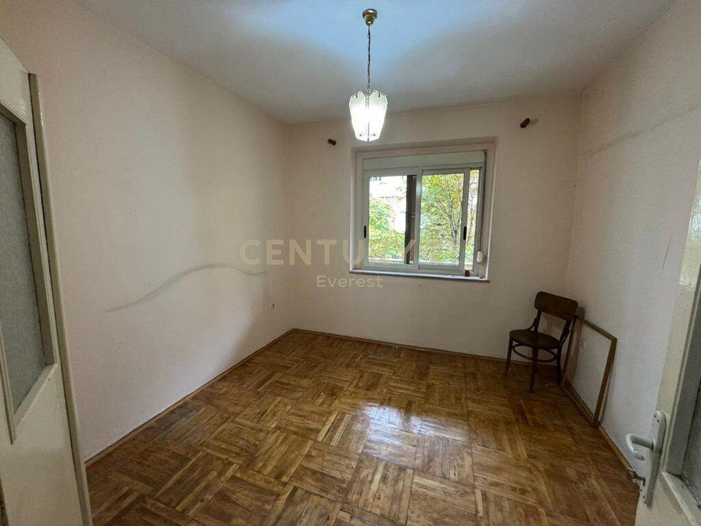 Vendiamo Appartamento 2+1 – Via Barrikadave, Tirana!! 185.000 € Superficie Totale  77m2