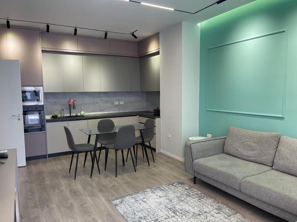 Apartament 2+1+2 me parkim per qira te Fusha e Aviacionit