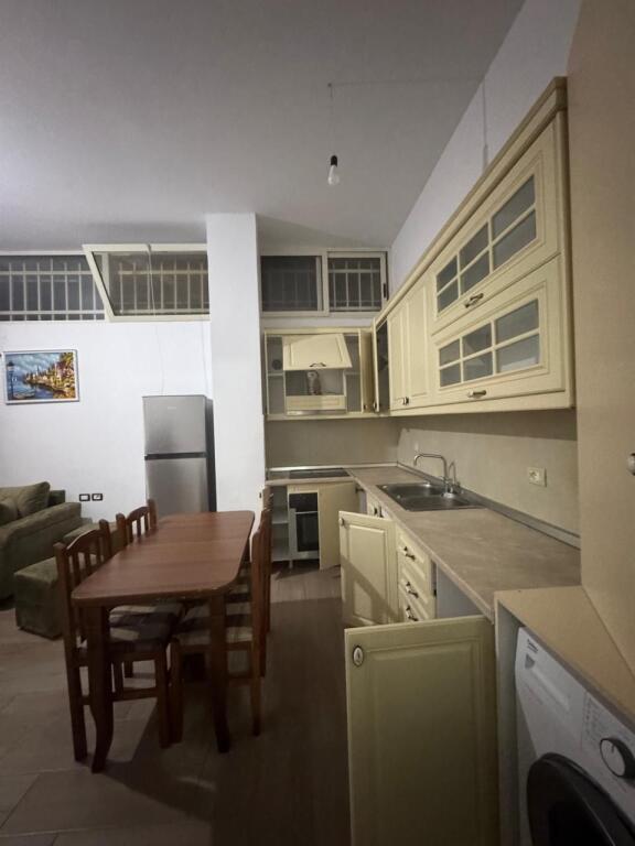 Jepet me qera apartamenti 1+1 , Rruga 5 maj , prapa concord center  Cmimi: 400 euro
