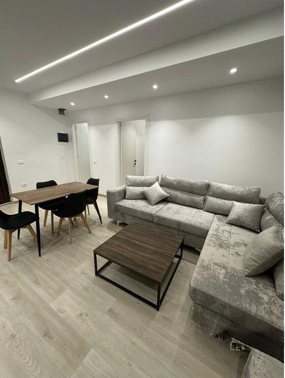 Apartament 1+1 Plotesisht i Mobiluar – Pranë Zogut të Zi, 55m²