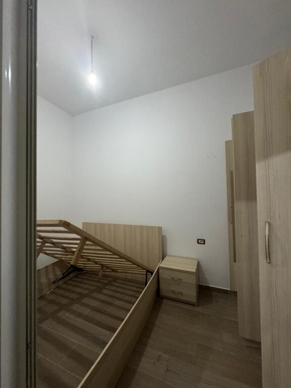 Jepet me qera apartamenti 1+1 , Rruga 5 maj , prapa concord center  Cmimi: 400 euro