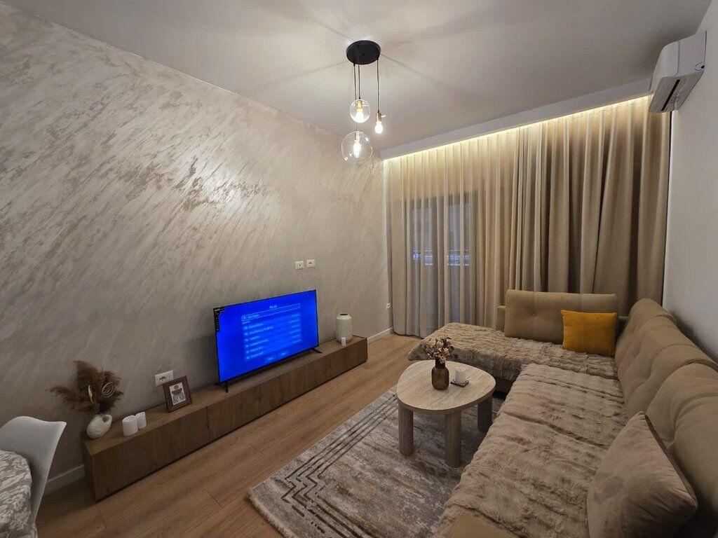 APARTAMENT MODERN PER QERA TEK GALERIA (ISH KINEMA 17-NENTORI)