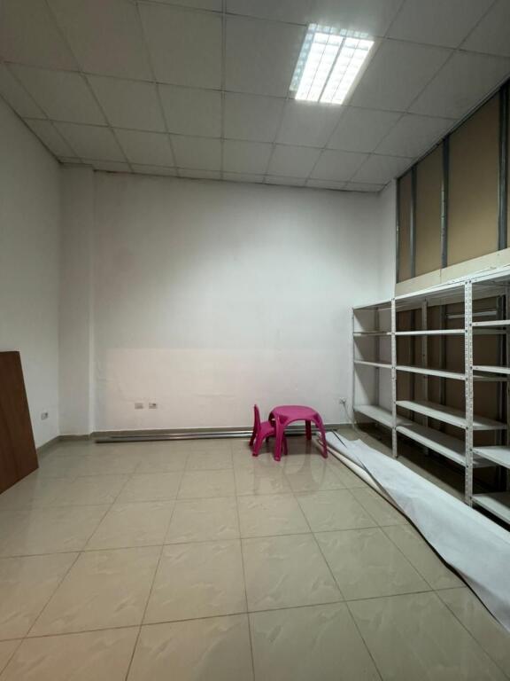📍 Locale commerciale in affitto – Via Vaçe Zela (dietro GLOB)!
