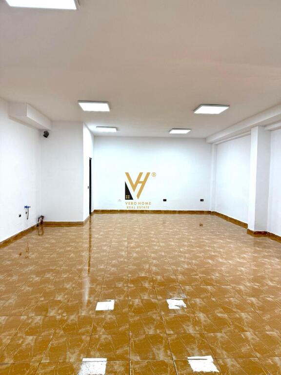 SHOP FOR RENT 80 M2 AT THE PARIS MUNICIPALITY 600 EURO