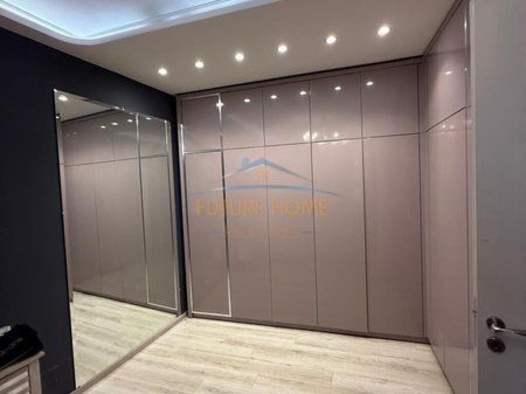 Shitet , Apartament 2+1, Bulevardi Bajram Curri, Tiranë.