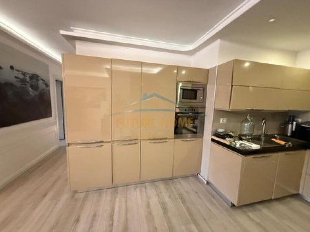 Shitet , Apartament 2+1, Bulevardi Bajram Curri, Tiranë.
