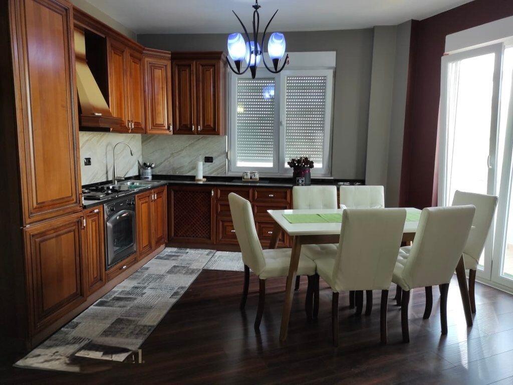 Apartament 2+1 Plotesisht i Mobiluar – Sheshi Wilson, Kati 6, 90m²