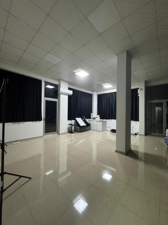 📍 Locale commerciale in affitto – Via Vaçe Zela (dietro GLOB)!