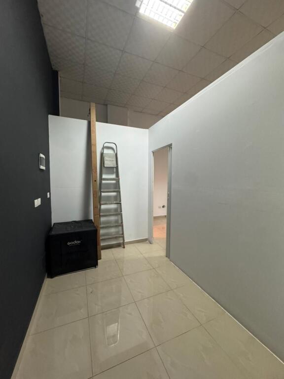 📍 Locale commerciale in affitto – Via Vaçe Zela (dietro GLOB)!