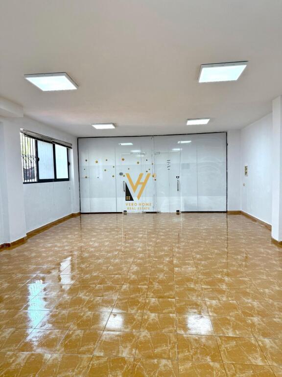 SHOP FOR RENT 80 M2 AT THE PARIS MUNICIPALITY 600 EURO