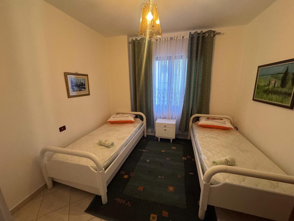 🏡 Jepet me qira apartament 2+1 📍 Astir, tek zona e Bohemit 🏢 Kati i 5-të 💶 Çmimi: 50,000 lekë 🛋️ Totalisht i mobiluar 🚫 Nuk pranohen studentë