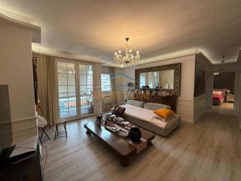 Shitet , Apartament 2+1, Bulevardi Bajram Curri, Tiranë.