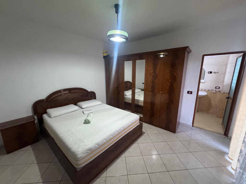 🏡 Jepet me qira apartament 2+1 📍 Astir, tek zona e Bohemit 🏢 Kati i 5-të 💶 Çmimi: 50,000 lekë 🛋️ Totalisht i mobiluar 🚫 Nuk pranohen studentë