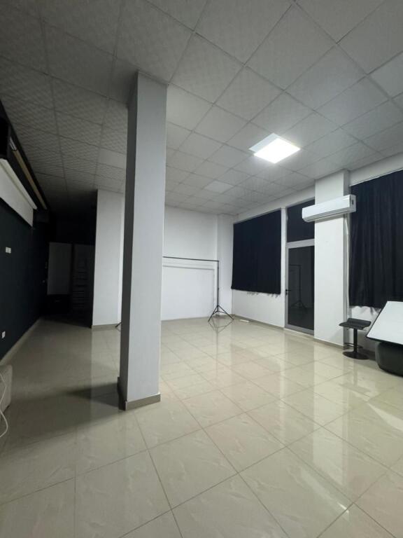 📍 Locale commerciale in affitto – Via Vaçe Zela (dietro GLOB)!