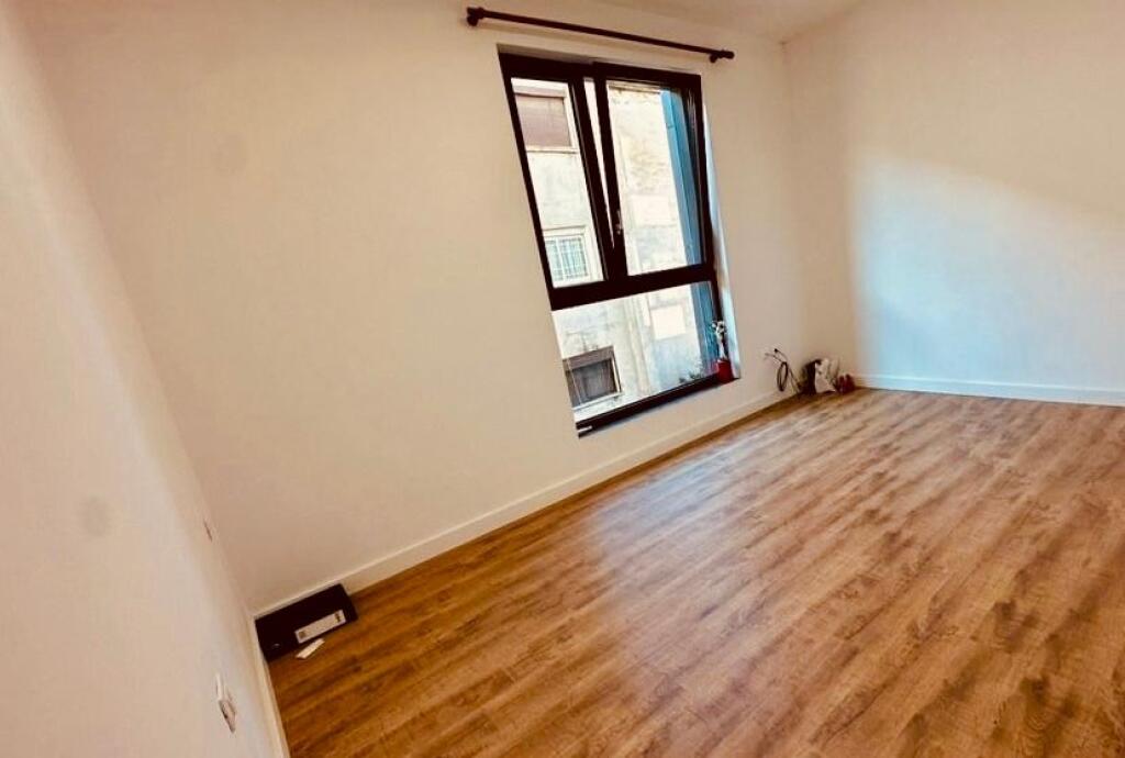 ambiente per ufficio all'ingresso di Rruga e Elbasanit !