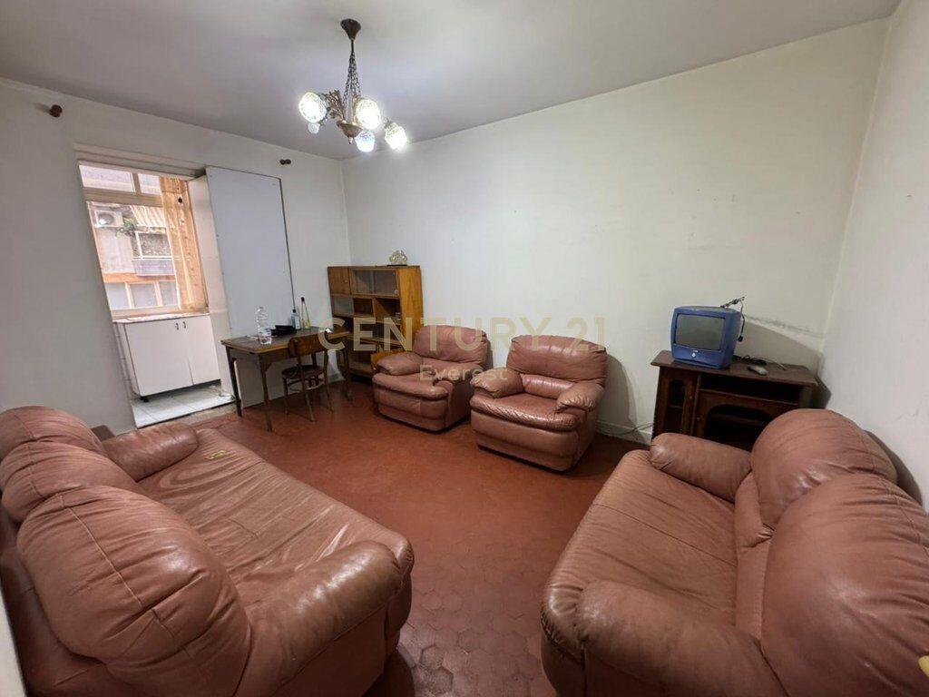 Vendiamo Appartamento 2+1 – Via Barrikadave, Tirana!! 185.000 € Superficie Totale  77m2