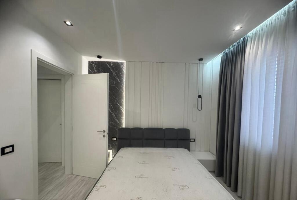 APARTAMENT ME QERA 3+1+2+POST PARKIM KOMPLEKSI DELIJORGJI 1.500 EURO