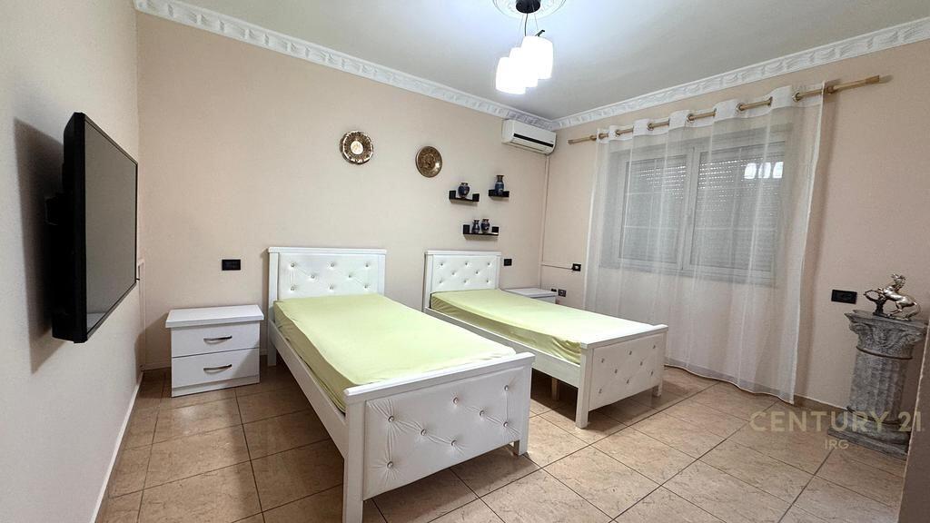 Qira – Apartament 2+1 me Oborr &amp; Post Parkimi, Rruga Fortuzi