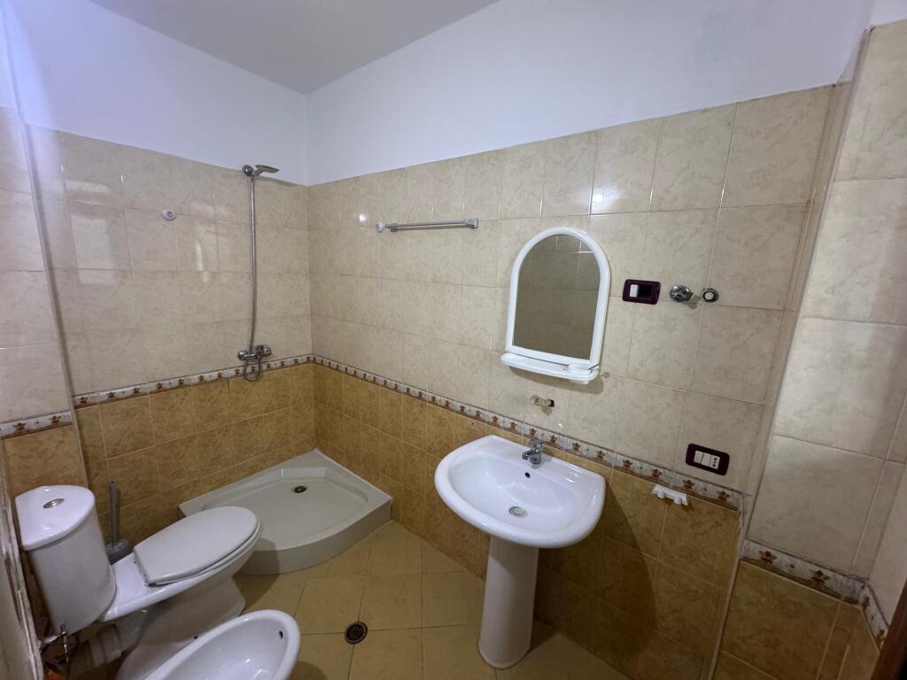 🏡 Jepet me qira apartament 2+1 📍 Astir, tek zona e Bohemit 🏢 Kati i 5-të 💶 Çmimi: 50,000 lekë 🛋️ Totalisht i mobiluar 🚫 Nuk pranohen studentë