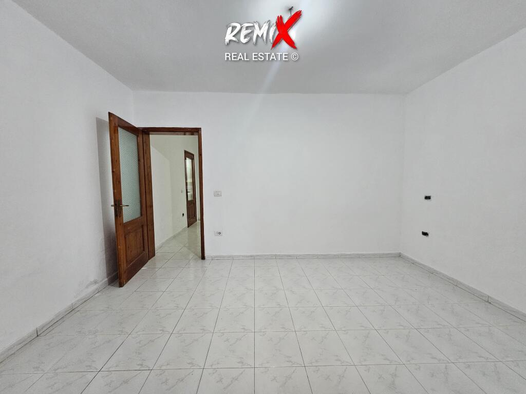 Appartamento 3+1+2 in affitto, vicino alla Scuola “Qemal Mici”, Durrës.