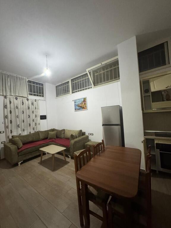 Jepet me qera apartamenti 1+1 , Rruga 5 maj , prapa concord center  Cmimi: 400 euro