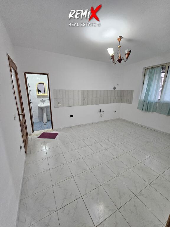 Appartamento 3+1+2 in affitto, vicino alla Scuola “Qemal Mici”, Durrës.