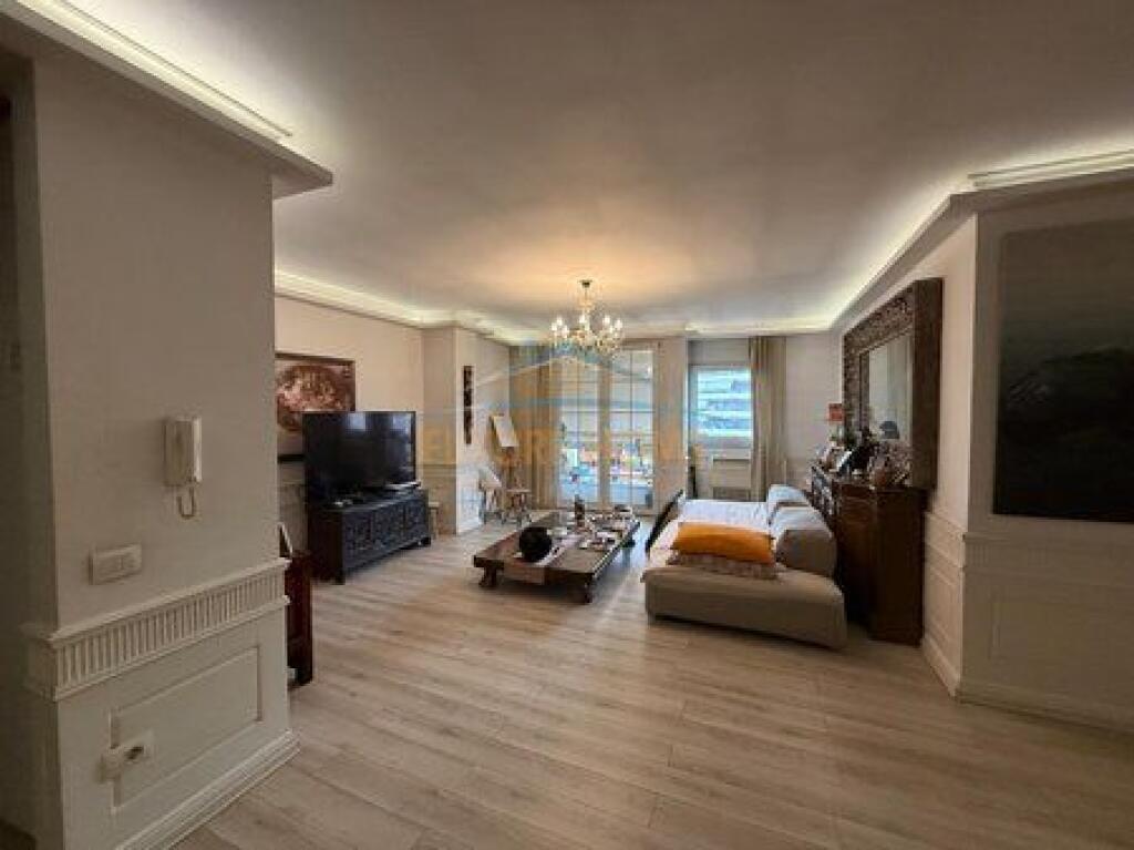 Shitet , Apartament 2+1, Bulevardi Bajram Curri, Tiranë.