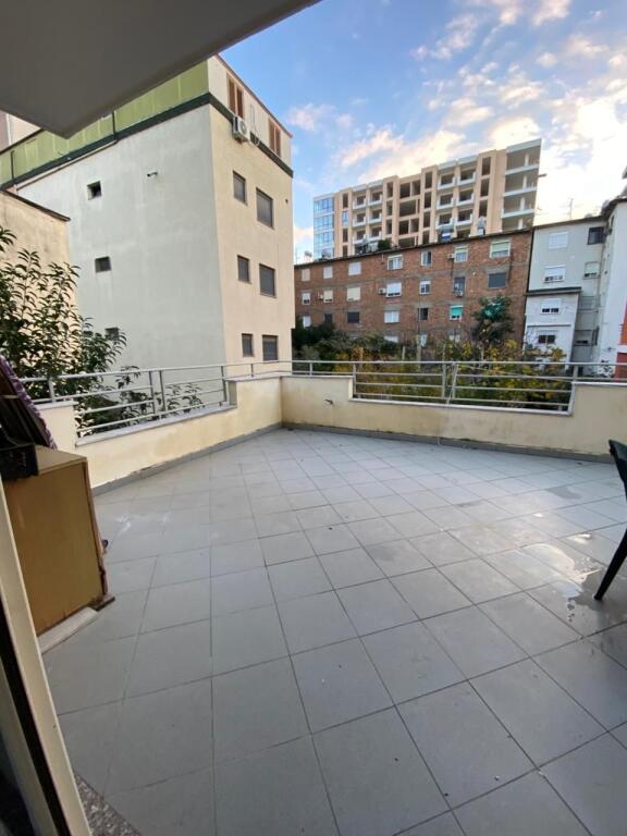 Appartamento 3+1 con veranda di 30 m² in affitto – Durrës