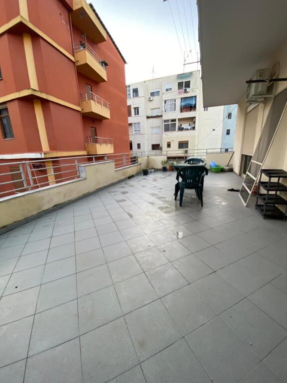 Appartamento 3+1 con veranda di 30 m² in affitto – Durrës