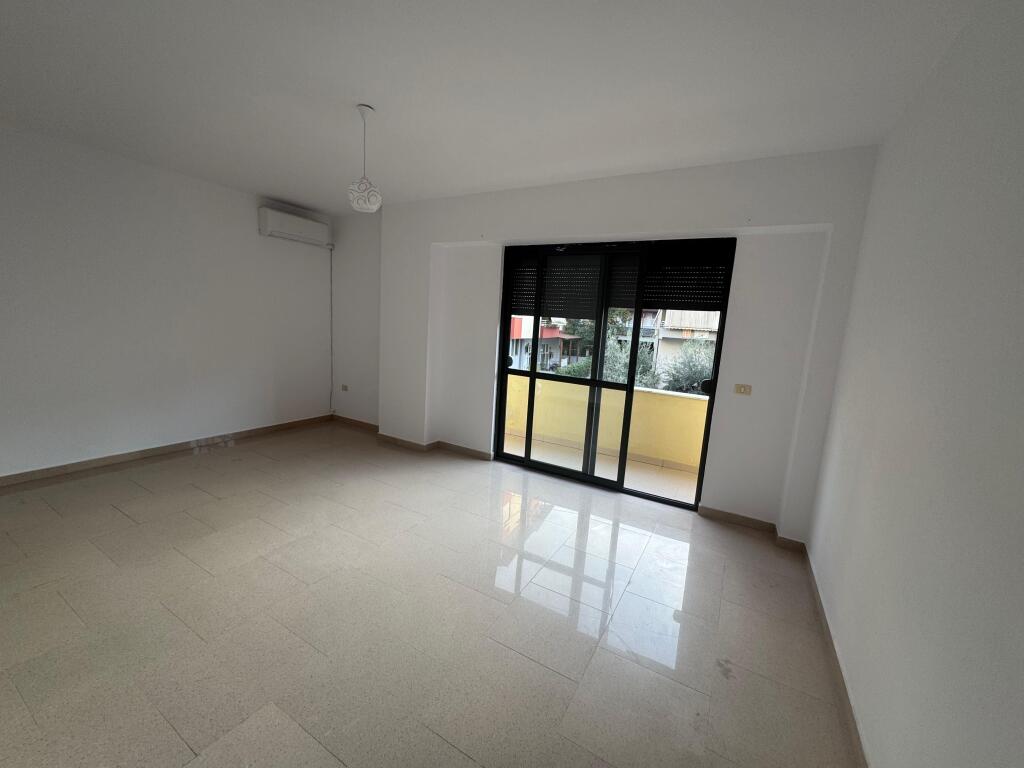 Sopraelevata della Comune di Parigi, edificio Big Market in affitto appartamento 2+1+2 Primo piano residenziale con una superficie di 120 m2