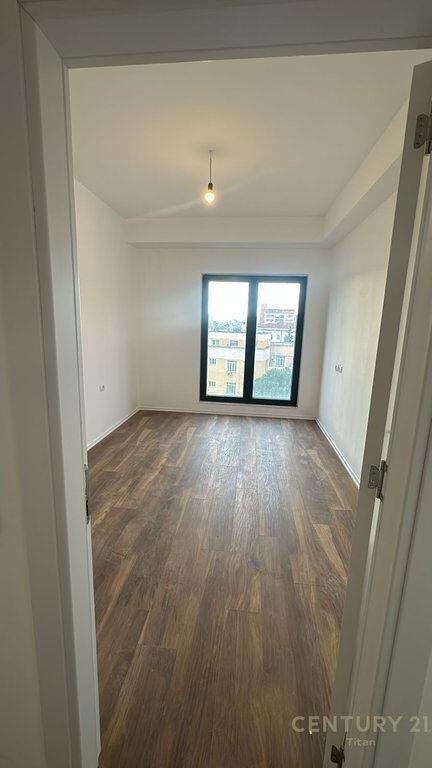 AFFITTASI AMBIENTE 2+1+2+ 3 BALCONI + 1 GARAGE PER UFFICIO O PER ABITAZIONE, VICINO AL CENTRO DI TIRANA!! 1.200 € /Mese Sup. Totale 107m2