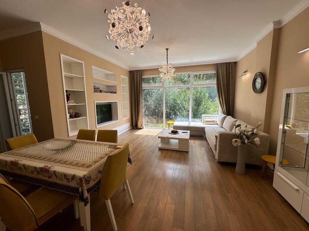 Vendesi in vendita un attico di lusso all'interno della residenza “Kolombo 2 , di fronte al lago artificiale di Tirana,