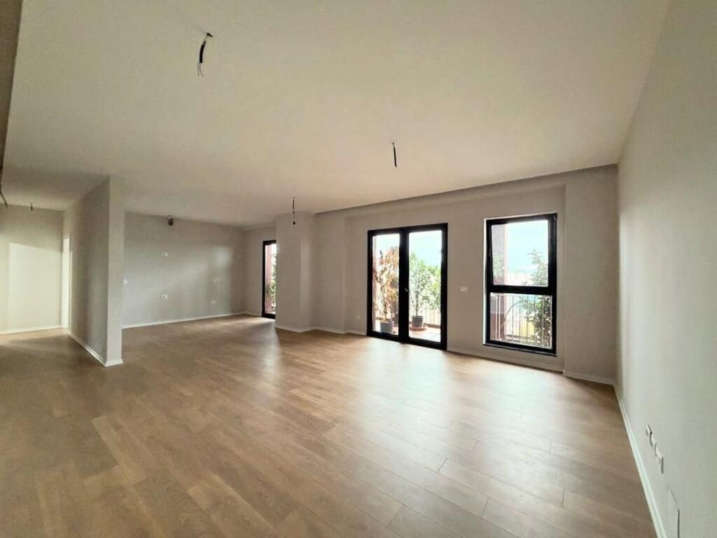 𝐑𝐀𝐒𝐇 𝐆𝐀𝐑𝐃𝐄𝐍 𝐁𝐔𝐈𝐋𝐃𝐈𝐍𝐆💥  • 🏠Spazio ufficio in affitto.  📍Garden Building /21-Dhjetori.  📐160 m2.  💶200.000 ALL/mese. ——————————————— SPAZIO UFFICIO IN AFFITTO PRESSO GARDEN BUILDING RESIDENCE IN 21-DHJETORI