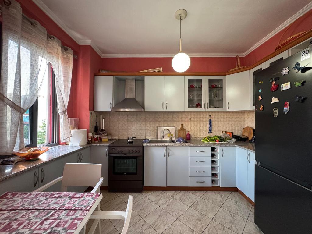 3+1+2, Kompleksi Grand ne shitje app