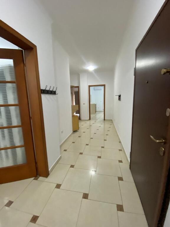 Appartamento 3+1 con veranda di 30 m² in affitto – Durrës