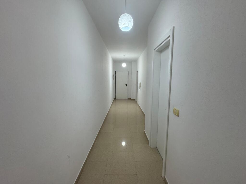 Sopraelevata della Comune di Parigi, edificio Big Market in affitto appartamento 2+1+2 Primo piano residenziale con una superficie di 120 m2