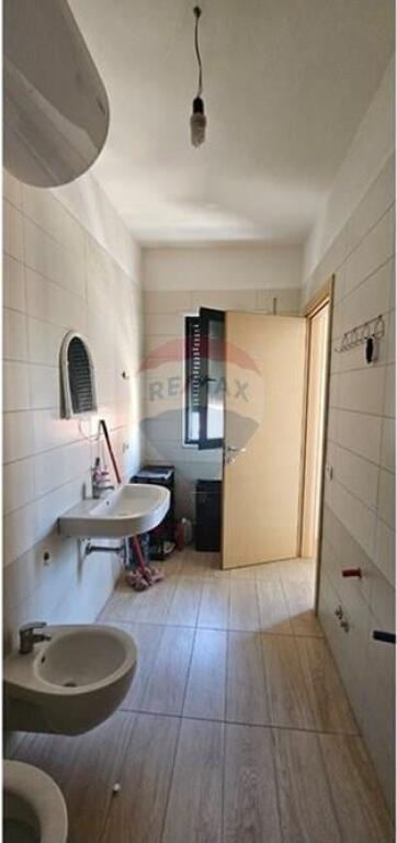 Jepet apartament/zyre 3+1 per qira te Green City