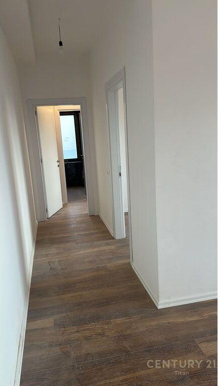 AFFITTASI AMBIENTE 2+1+2+ 3 BALCONI + 1 GARAGE PER UFFICIO O PER ABITAZIONE, VICINO AL CENTRO DI TIRANA!! 1.200 € /Mese Sup. Totale 107m2