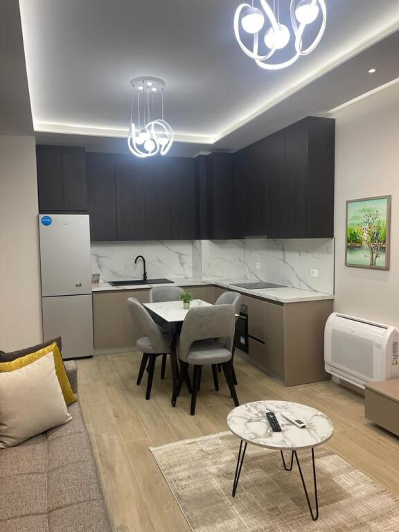 Affittasi appartamento 1+1 a Komuna e Parisit 85.000 Leke