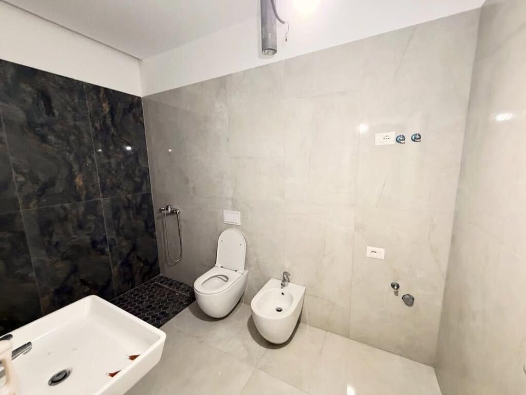 𝐑𝐀𝐒𝐇 𝐆𝐀𝐑𝐃𝐄𝐍 𝐁𝐔𝐈𝐋𝐃𝐈𝐍𝐆💥  • 🏠Spazio ufficio in affitto.  📍Garden Building /21-Dhjetori.  📐160 m2.  💶200.000 ALL/mese. ——————————————— SPAZIO UFFICIO IN AFFITTO PRESSO GARDEN BUILDING RESIDENCE IN 21-DHJETORI