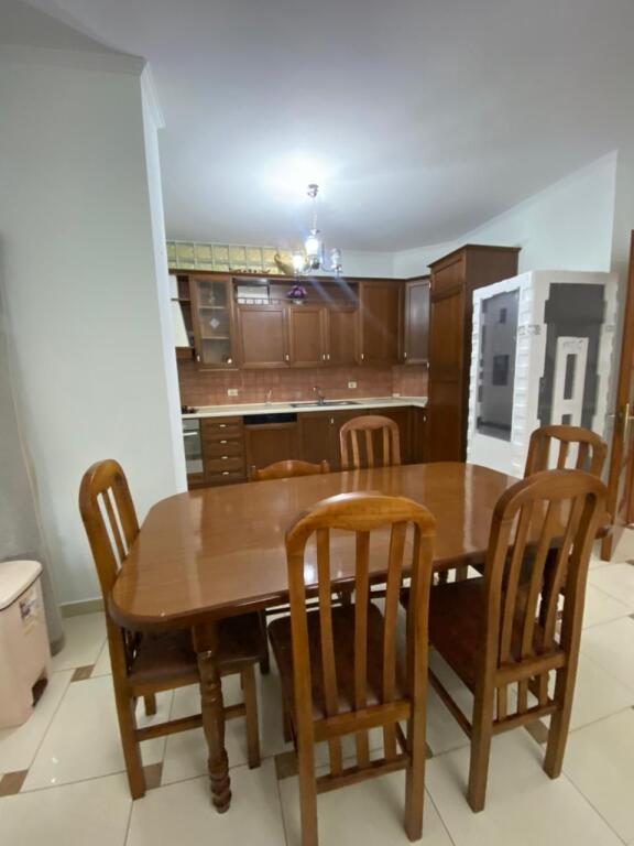 Appartamento 3+1 con veranda di 30 m² in affitto – Durrës