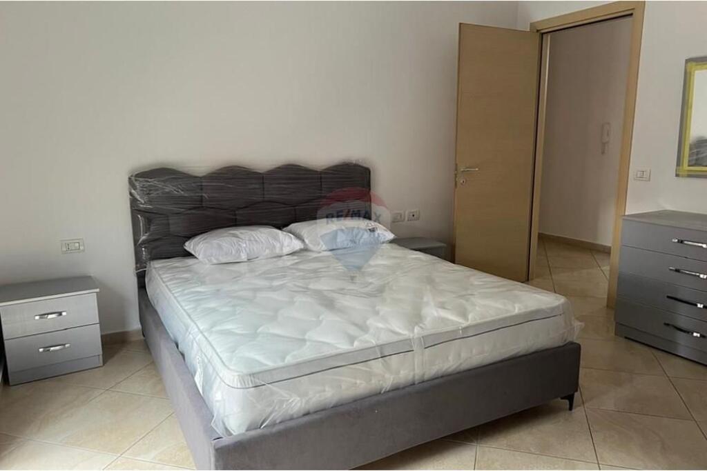 Jepet apartament 3+1 per qira te Green City