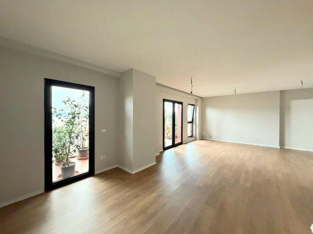 𝐑𝐀𝐒𝐇 𝐆𝐀𝐑𝐃𝐄𝐍 𝐁𝐔𝐈𝐋𝐃𝐈𝐍𝐆💥  • 🏠Spazio ufficio in affitto.  📍Garden Building /21-Dhjetori.  📐160 m2.  💶200.000 ALL/mese. ——————————————— SPAZIO UFFICIO IN AFFITTO PRESSO GARDEN BUILDING RESIDENCE IN 21-DHJETORI