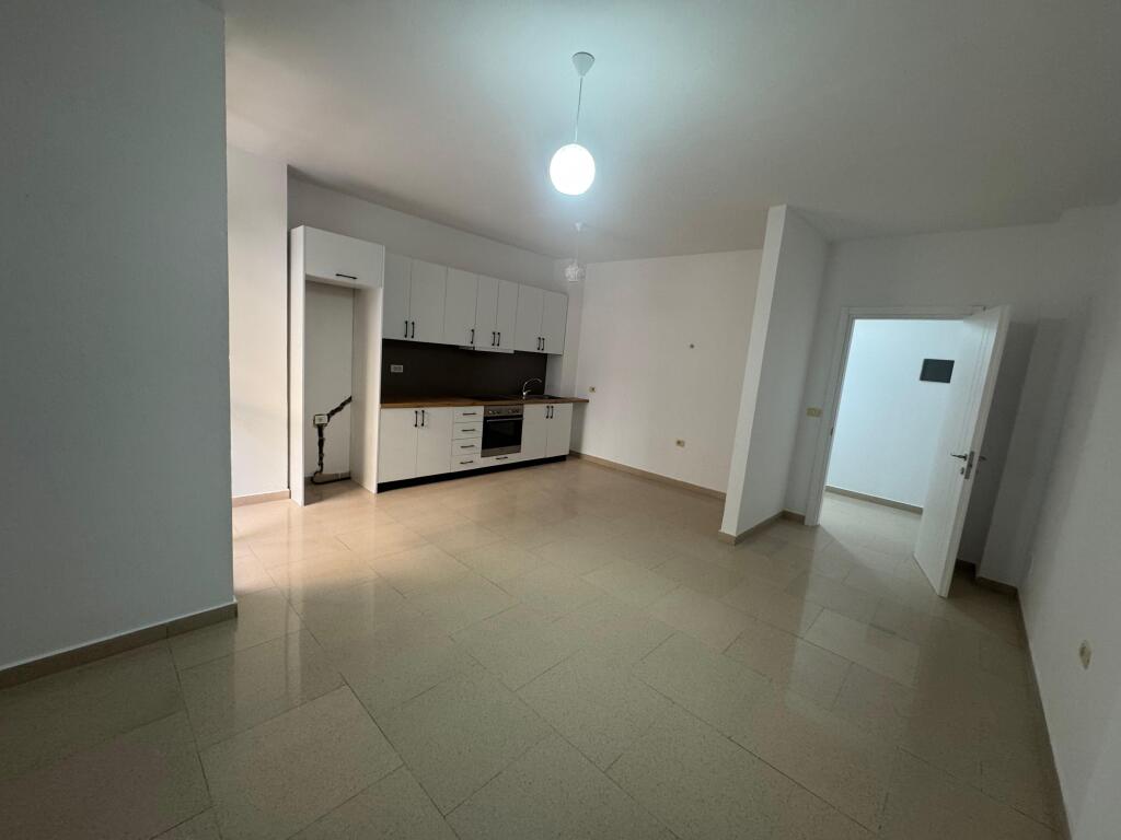 Sopraelevata della Comune di Parigi, edificio Big Market in affitto appartamento 2+1+2 Primo piano residenziale con una superficie di 120 m2